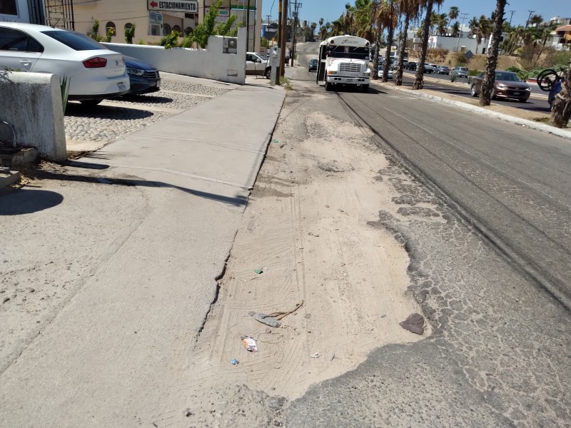 Baches un peligro inminente para los automovilistas