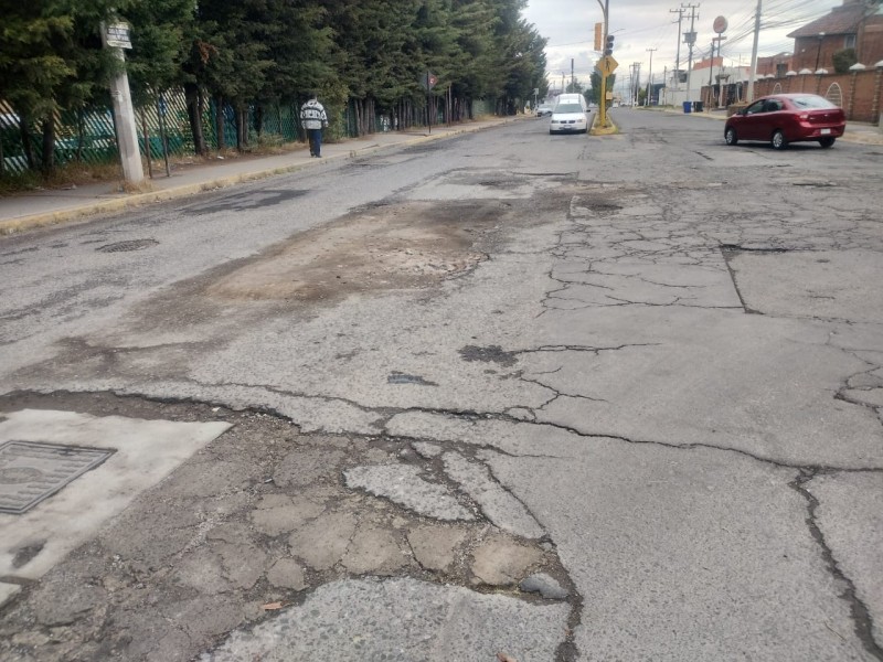 Baches y automovilistas se pasan los altos;  peligro en las calles