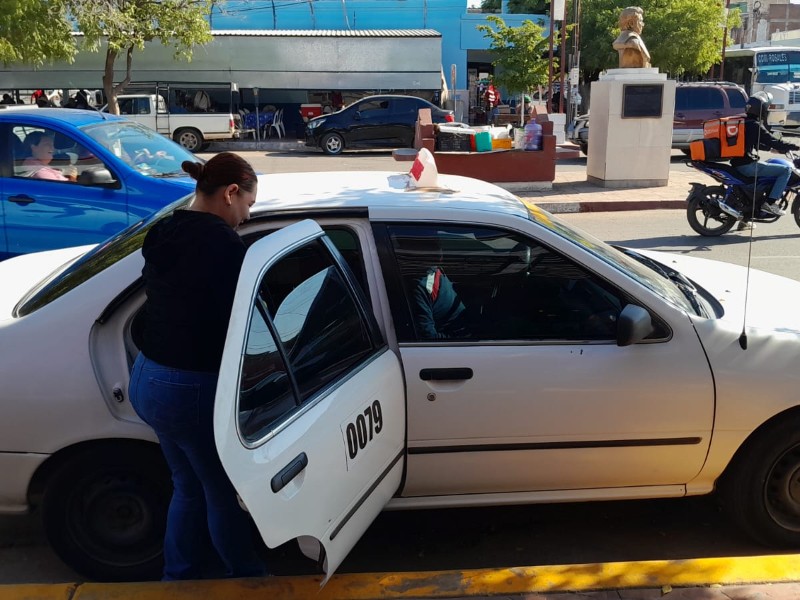 Baches y congestionamientos reducen ganancias a taxistas pese al aumento de viajes