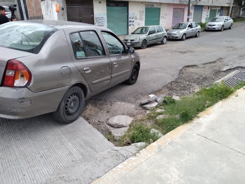 Baches y drenaje problema en calles de colonia Tres Cerritos