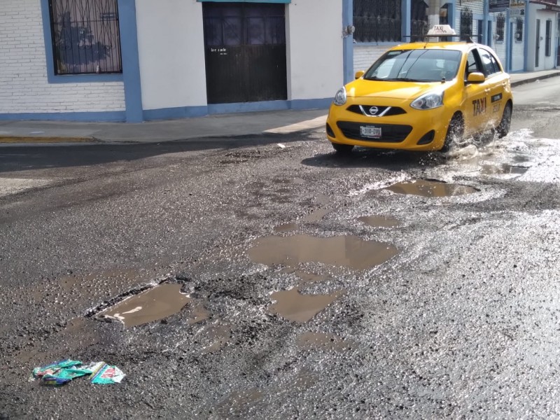Baches y fuga de agua en centro de Colima;urgen atención