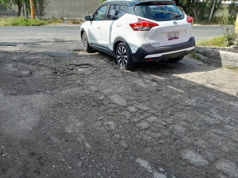 Baches y hoyos afectan calles en colonia Guadalupe Caleras