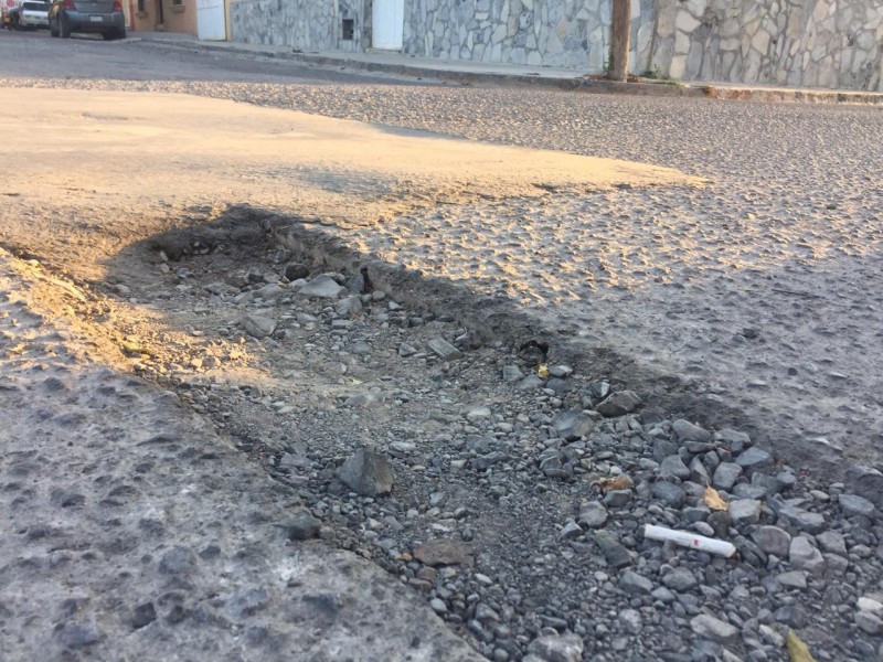 Baches y mala pavimentación peligro para peatones y conductores