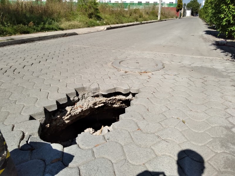 Baches y socavones hacen estragos en carretera entre Coronango-Cuautlancingo