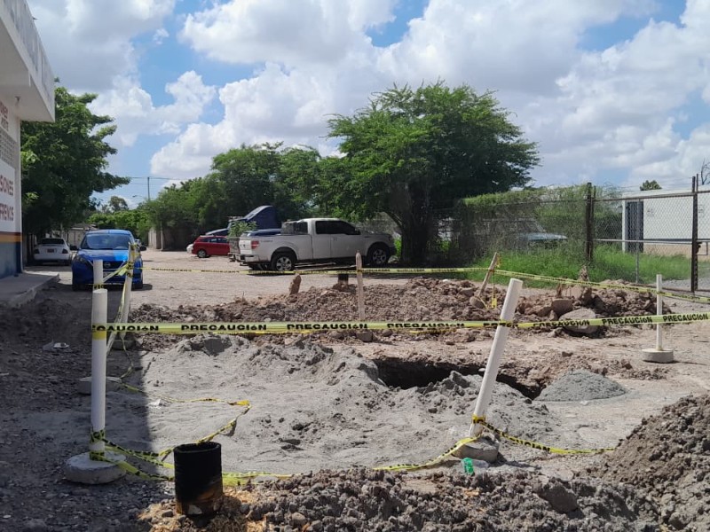 Baches y socavones inundan Los Mochis, conductores en peligro constante