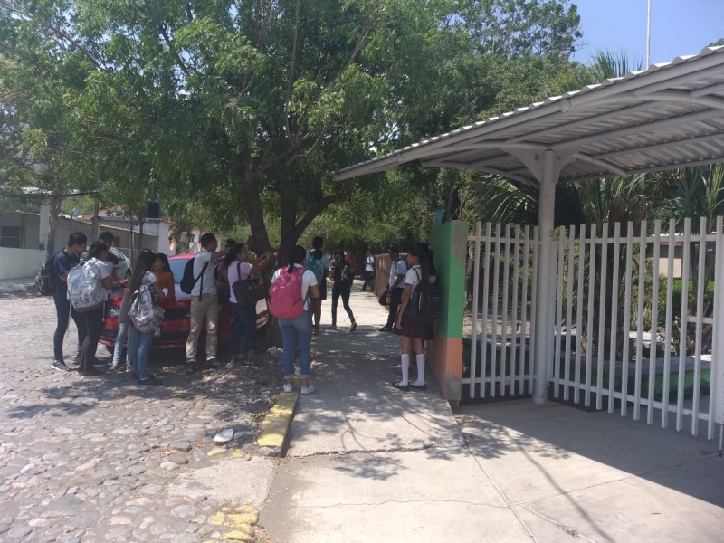 Bachillerato en Juluapan pierde clases por conflictos internos