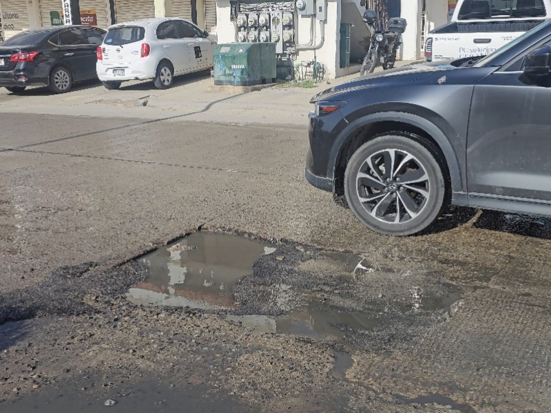 Baches en Fraccionamiento  Monterreal imposibilitan el libre tránsito vial