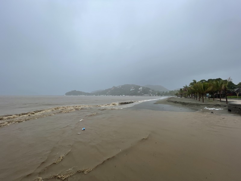 Bahía de Zihuatanejo se torna café por agua pluvial