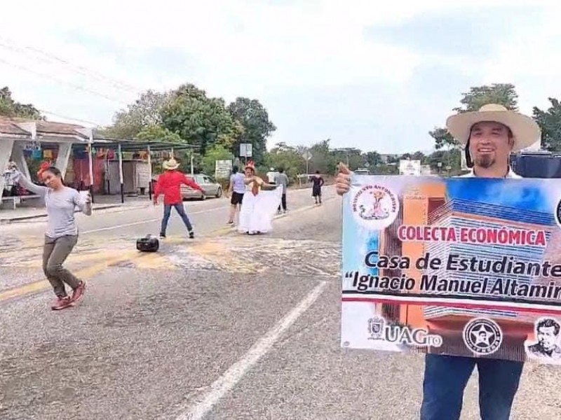 Bailando estudiantes de danza botean en la carretera Acapulco-Zihuatanejo