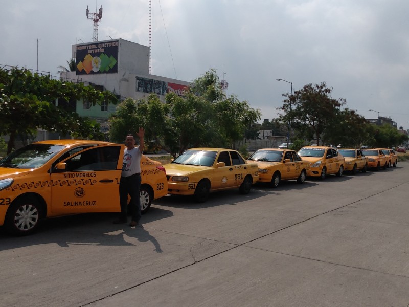 Baja afluencia de personas afecta a taxistas, no alcanzan cuotas