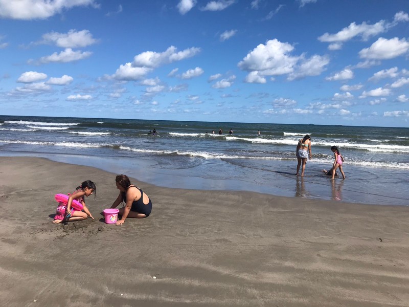 Baja afluencia de turistas en playa Vicente Fox de Boca del Río