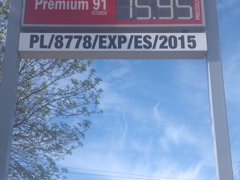 Baja costo de gasolina en la frontera de Nogales, Sonora