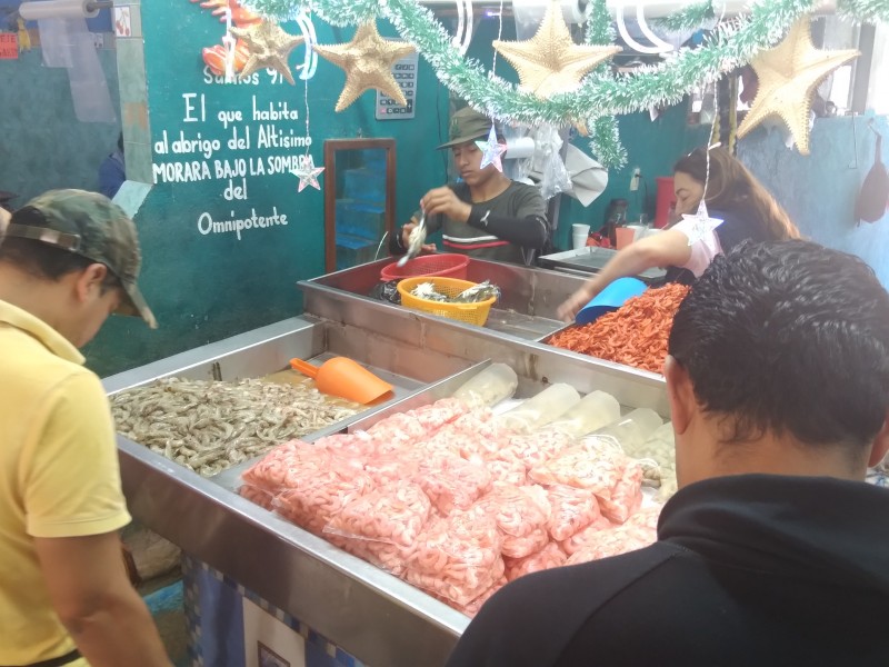 Baja la venta de mariscos en el mercado del norte