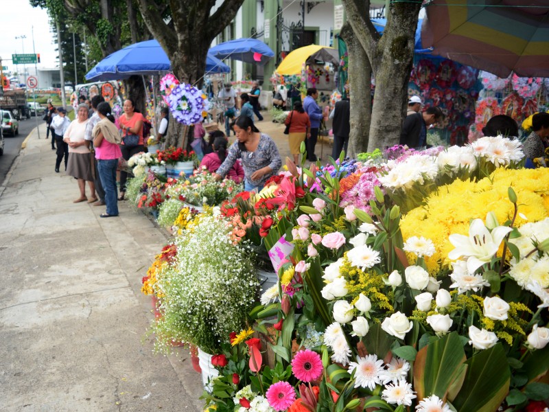 Baja venta de arcos y flores en panteones