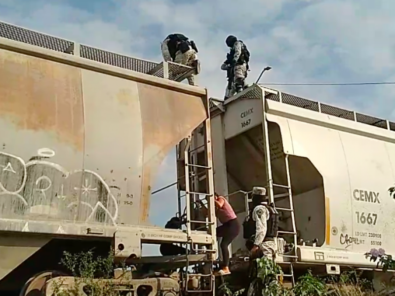 Bajan a migrantes del tren en Juchitán