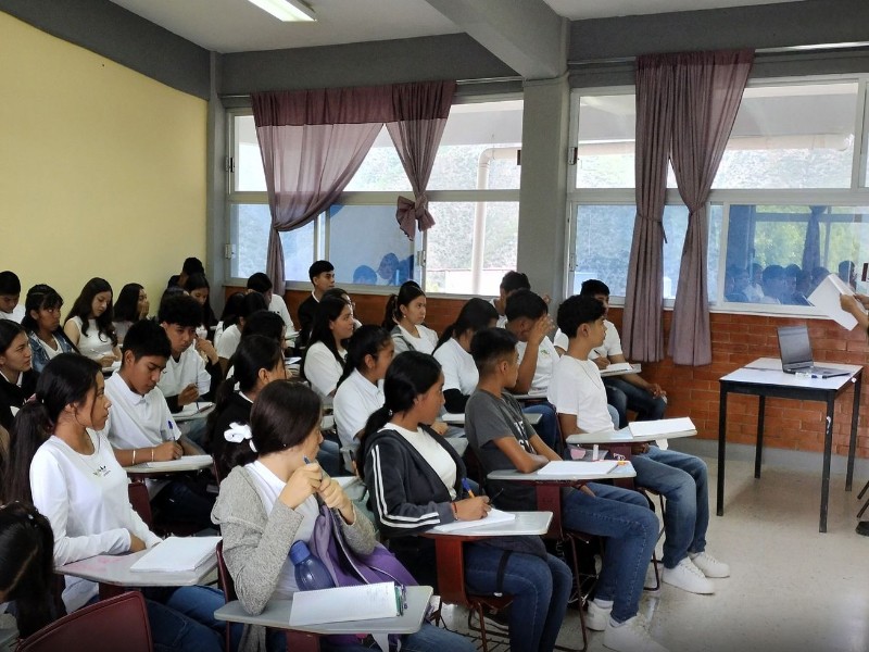 Bajan índices de bullying en escuelas tras medida contra teléfonos