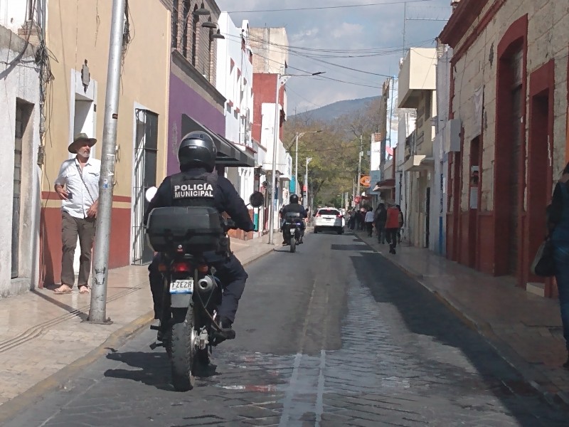 Bajan ventas de comerciantes locales