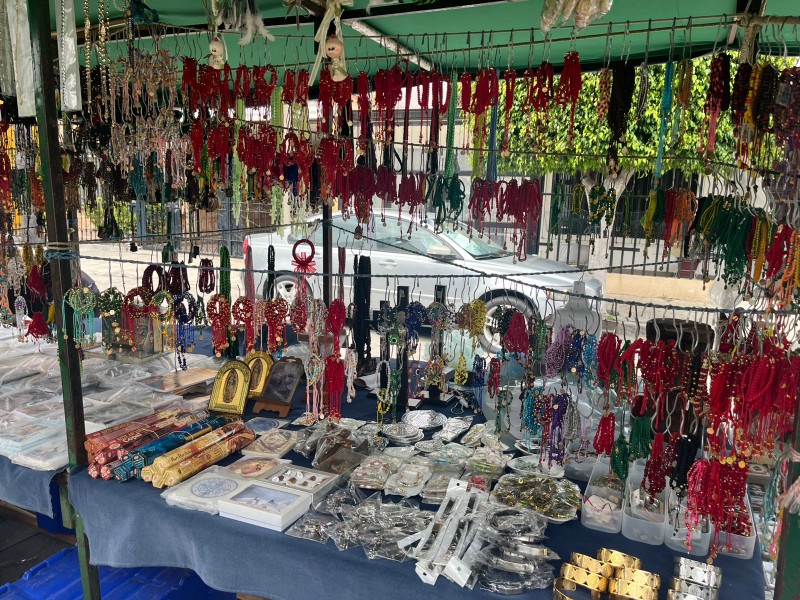 Bajan ventas en artículos religiosos por regreso a clases