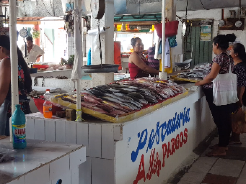 Bajan ventas en pescaderías del mercado