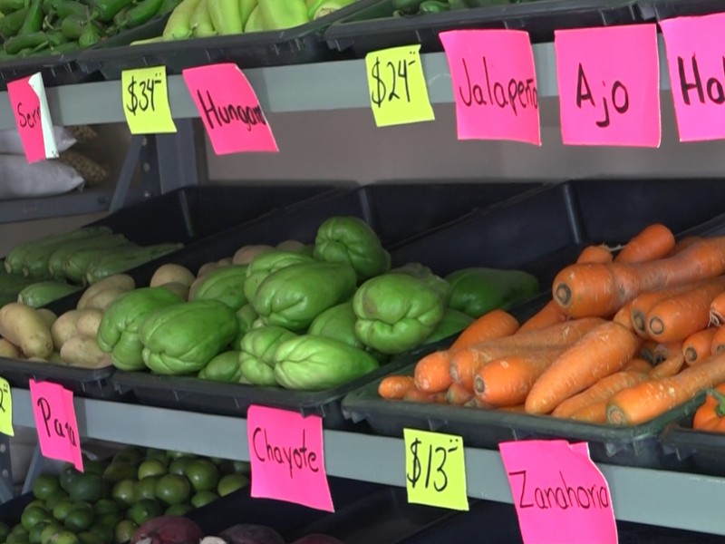 Bajan ventas por inflación en verdulería