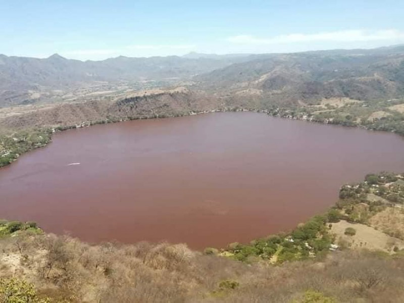 Bajas temperaturas provocaron el cambio de coloración de la laguna