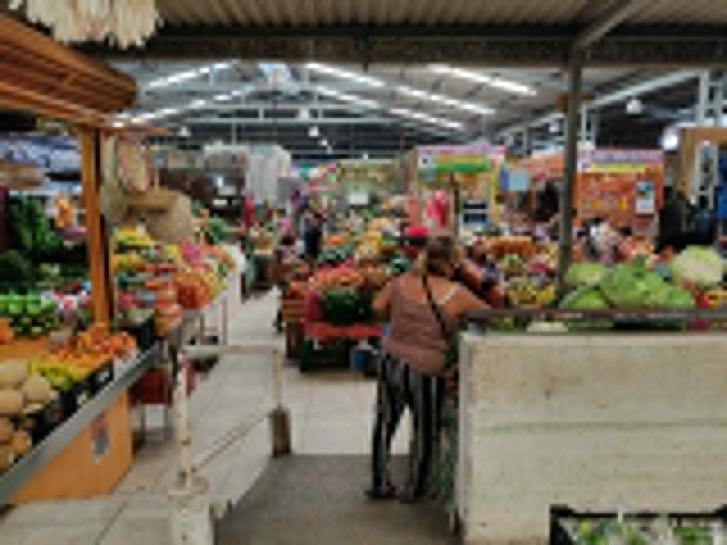 Bajas ventas decembrinas reportan mercados