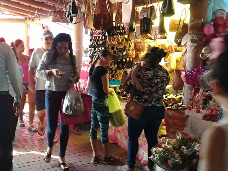 Bajas ventas por San Valentín reportan comerciantes