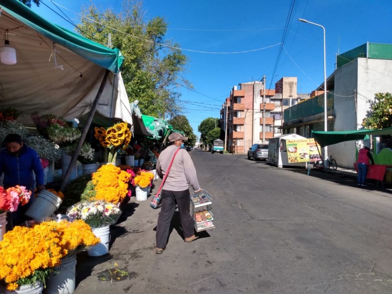 Bajas ventas presentan vendedores instalados en panteones