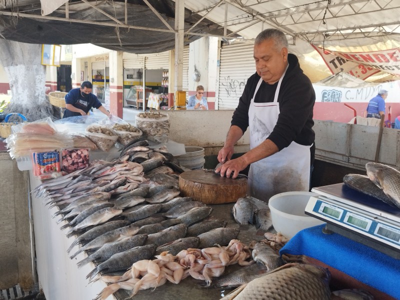 Bajas ventas reportan comerciantes de mariscos en inicio de cuaresma