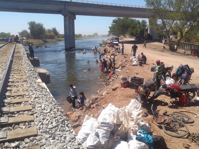 Bajo el agua buscan chatarra de tren descarrilado