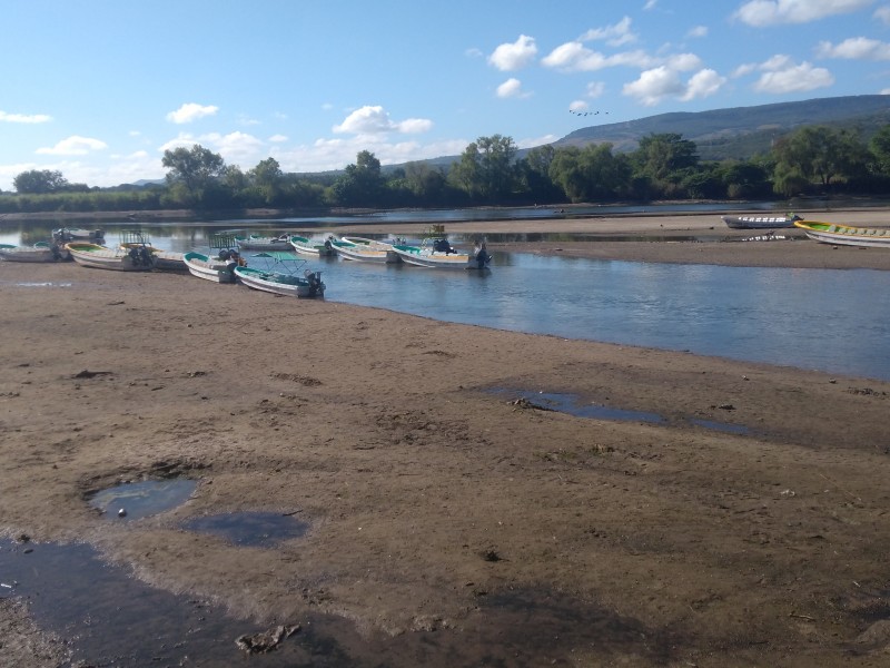 Bajo nivel del río Grijalva afecta a lancheros