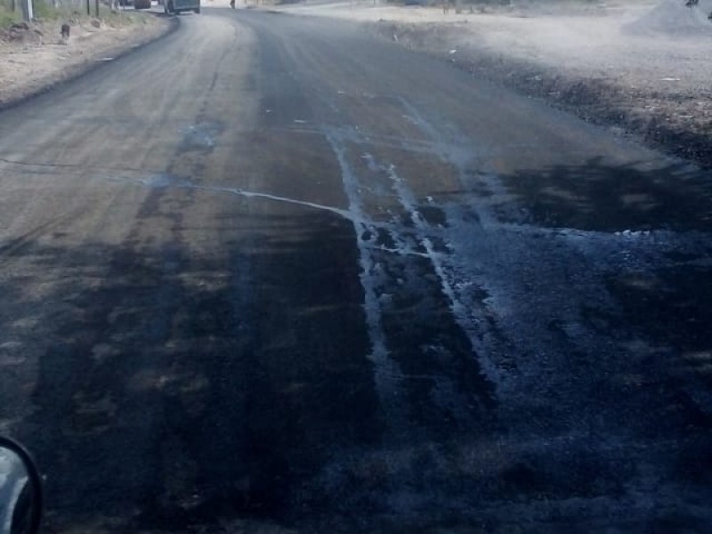 Bajo observación de autoridades locales reencarpetamiento de carretera