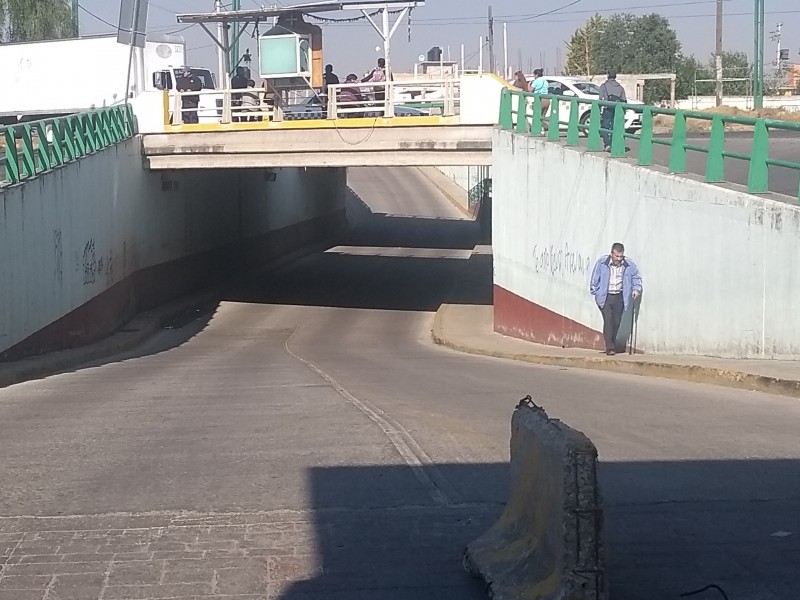 Bajo puentes focos rojos en San Antonio Isla