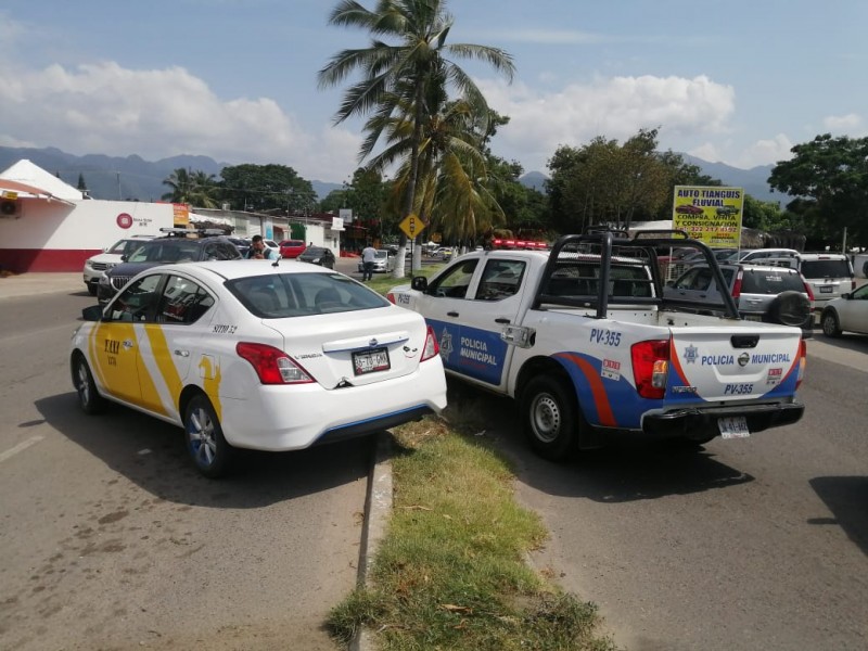 Balacera y persecución en Puerto Vallarta por asalto bancario