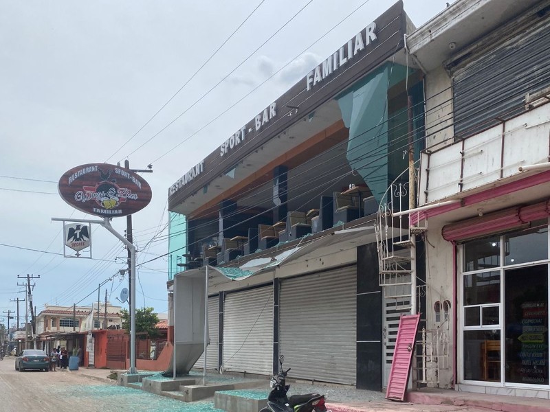 Balaceras dejan negocios afectados en Villa Juárez; reportan 3 heridos