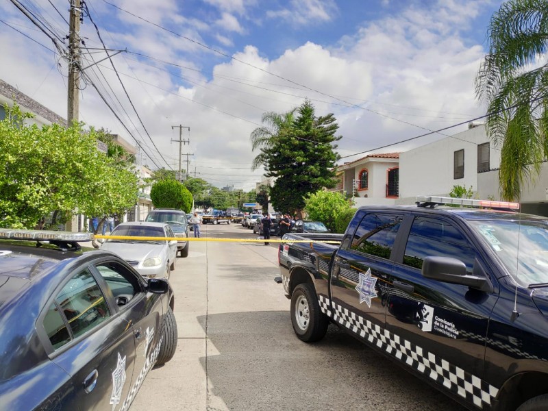 Balean a guardia privado por quitarle el celular