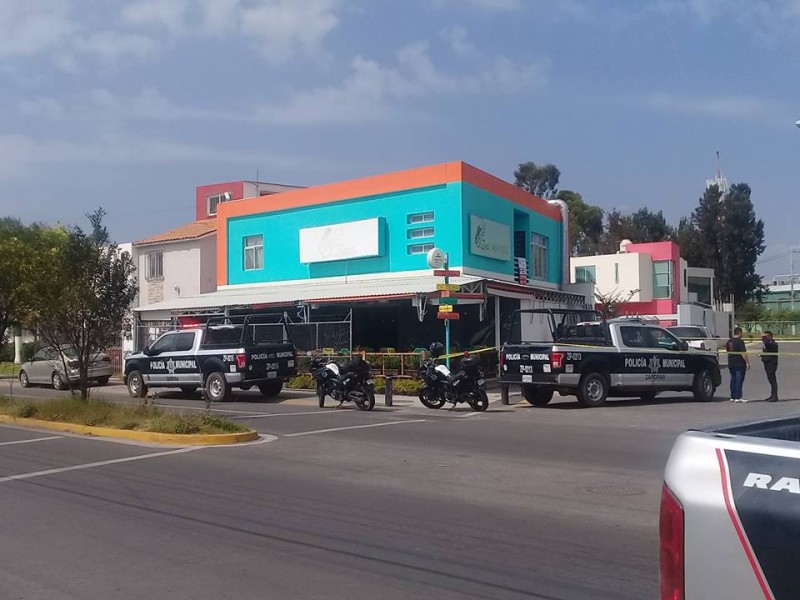 Balean a hombre en restaurante de mariscos