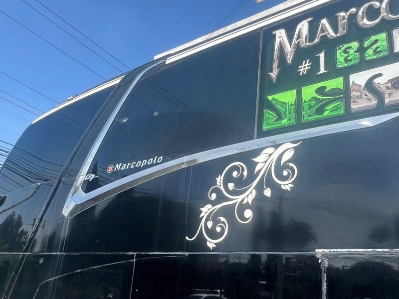 Balean autobús de Marco Flores en carretera; reportan sólo daños materiales