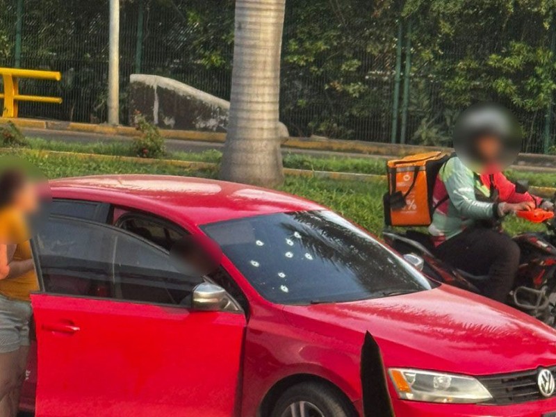 Balean automóvil en boulevard Miguel De la Madrid; dos lesionados