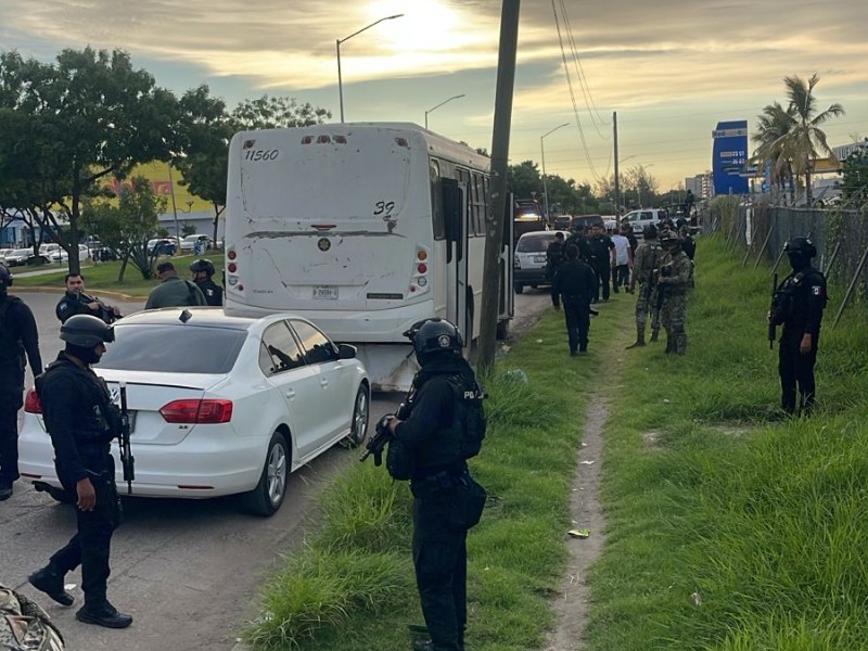 Balean camión urbano en Mazatlán, Joven de 16 años resulta herido