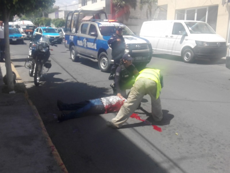 Balean dos hombres fuera de escuela primaria