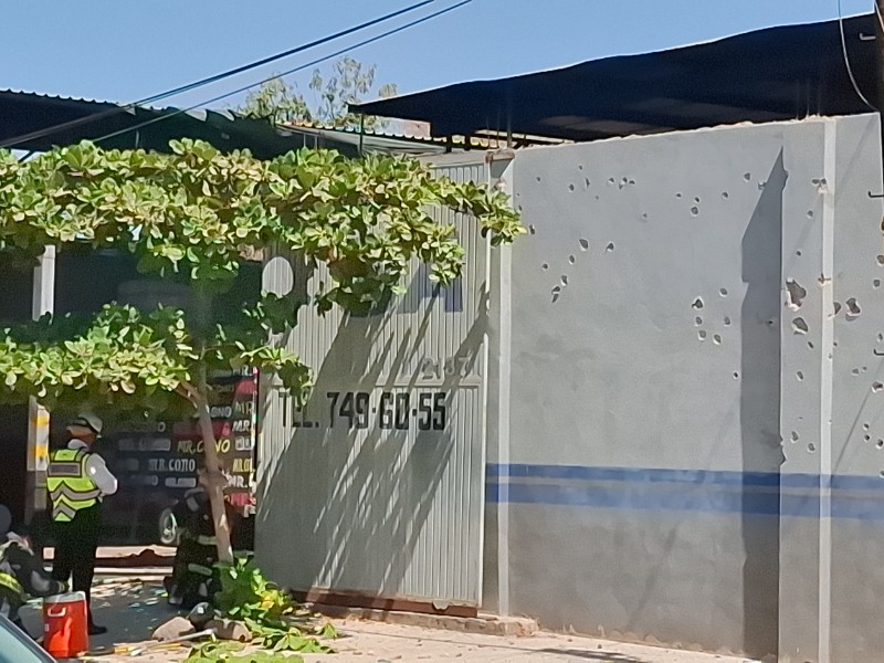 Balean e incendian taller mecánico en la Lázaro Cárdenas