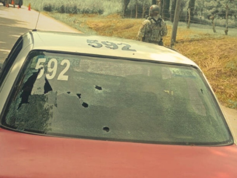Balean  taxi y sustraen al conductor en Práxedis Guerrero