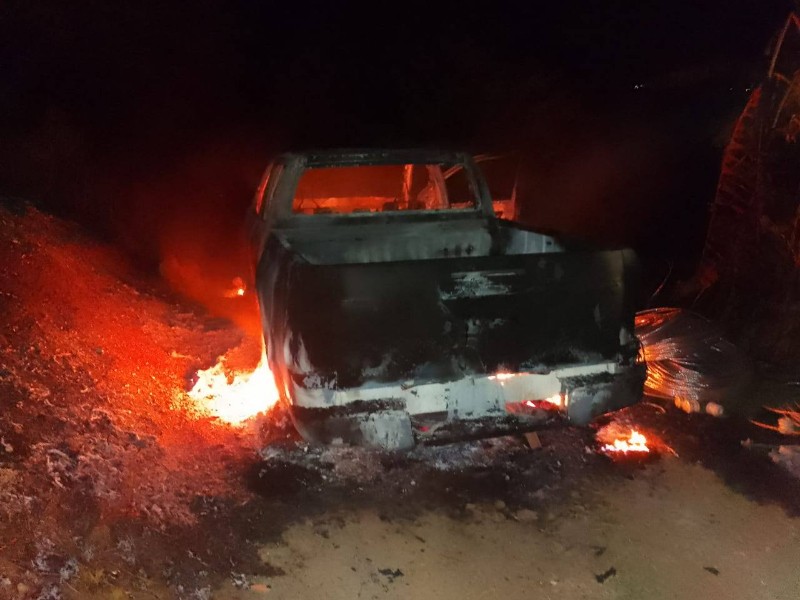 Balean vehículo de candidato a alcalde del PT en Mixtla