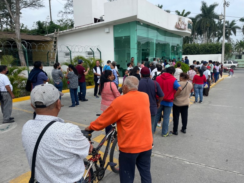Bancos rebasados por entrega de pensiónes en Tuxpan