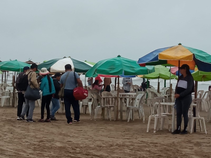 Bañistas continúan arribando playas de Tuxpan
