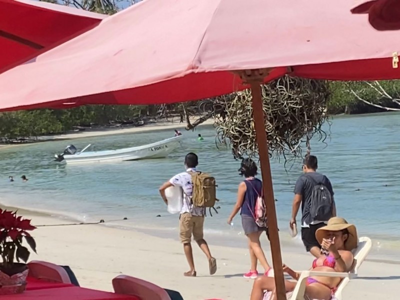 Bañistas continúan ingresando hieleras de unicel a playa Las Gatas