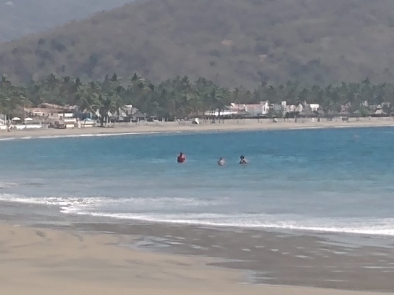 Bañistas desobedecen restricciones en playas de Manzanillo