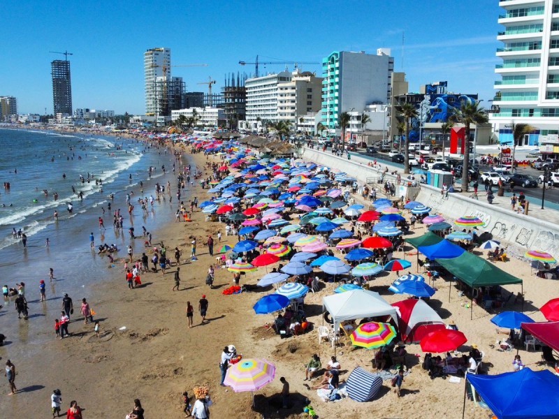 Bañistas en playas de Mazatlán superan las 140 mil personas