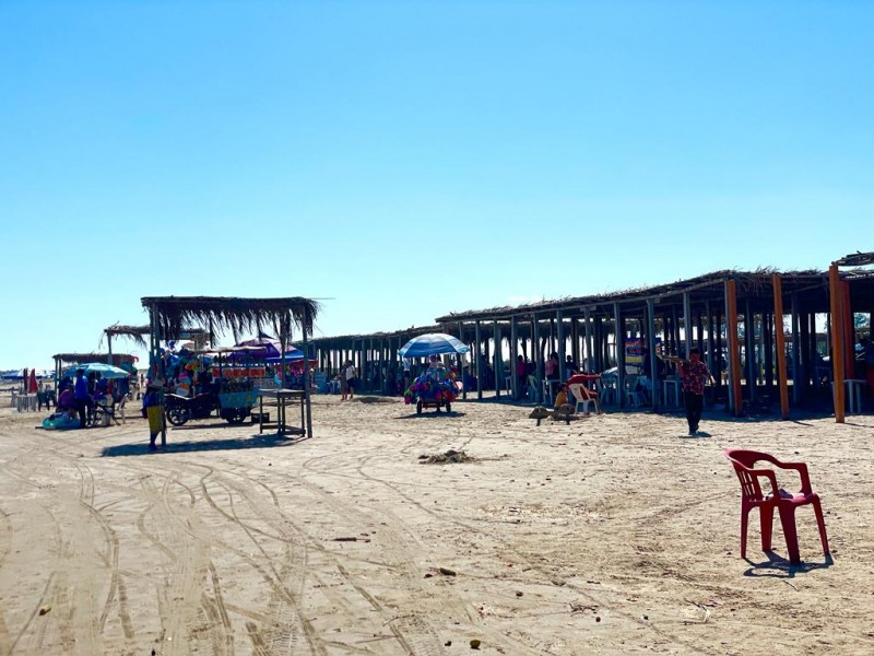 Bañistas llegaron a playas de Tuxpan pese al frío